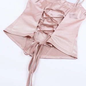 Dettaglio top in raso oro rosa con lacci incrociati regolabili sulla schiena nuda