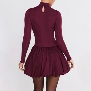 Elegante abito corto bordeaux con collo alto e maniche lunghe vista posteriore
