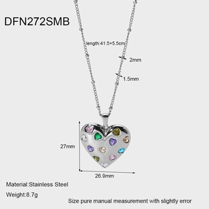 Detail of stainless steel heart necklace with dimensions 27mm and technical specs