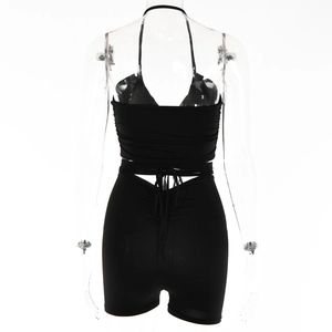 Détail d'un ensemble top dos nu licou noir et short à taille haute sur mannequin