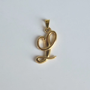 Gros plan du pendentif lettre L en or 18 carats avec un design de monogramme rétro