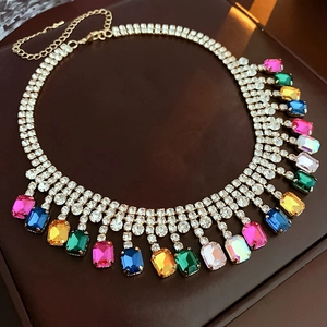 Vue détaillée du collier doré avec pierres précieuses multicolores et cristaux de strass fins