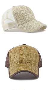Détail de casquettes de baseball en paille tressée avec maille respirante et sangle réglable