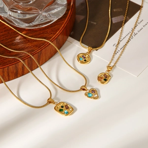 Colliers en or 18 carats avec pendentifs en cœur et carrés ornés de gemmes multicolores