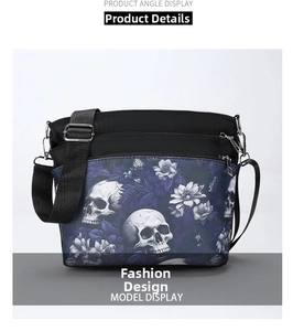Détails de la sangle réglable et motif crâne fleuri sur le sac bandoulière en oxford