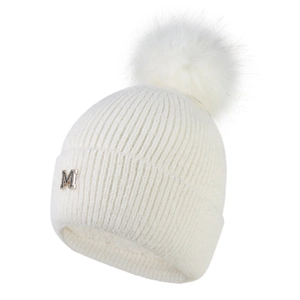 Berretto invernale in maglia bianca con pompon di pelliccia e logo M in metallo