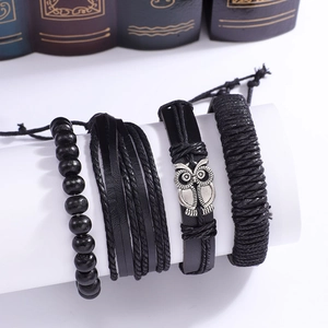 Vue détaillée de l'ensemble de quatre bracelets en cuir noir et perles avec breloque hibou