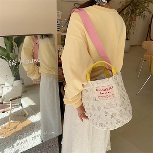 Détail du sac seau à fleurs avec imprimés lapins et étiquette Children's Day