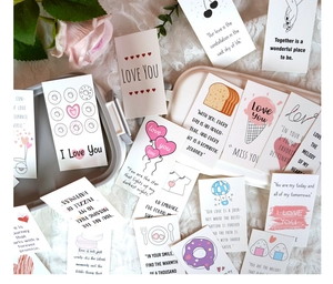 Gros plan de cartes de boîte à lunch romantiques avec jeux de mots mignons