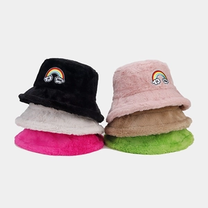 Bob en peluche avec patch arc-en-ciel disponible en six couleurs pour l'hiver chaud