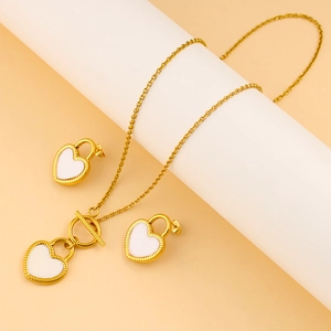 Parure de bijoux en acier doré avec pendentifs cœurs en émail blanc et fermoir en T