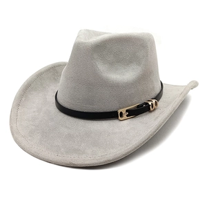 Detail eines grauen Wildleder-Cowboyhuts mit schwarzem Lederband und goldener Metallschnalle
