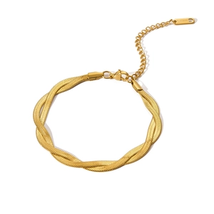 Detail eines gedrehten goldenen Schlangenketten-Armbands mit Karabinerverschluss