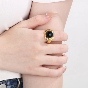 Dettaglio dell'anello retrò placcato oro con grande onice nero indossato sulla mano