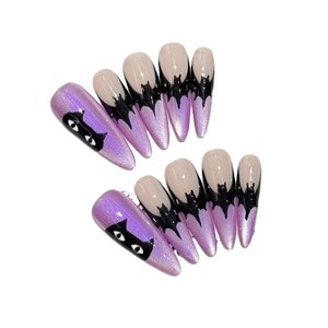 Faux ongles Halloween stiletto avec paillettes œil de chat violet, motifs chat et chauve-souris