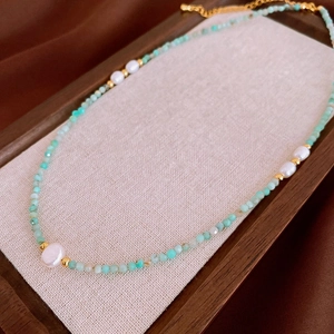 Détail d'un collier en perles d'amazonite verte et perles d'eau douce irrégulières
