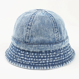 Détail du bob en denim délavé bleu clair avec coutures renforcées et texture vintage
