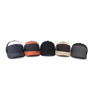 Fünf verschiedene Mesh Trucker Caps in diversen Farben mit gebogenem Schirm und Netzstoff
