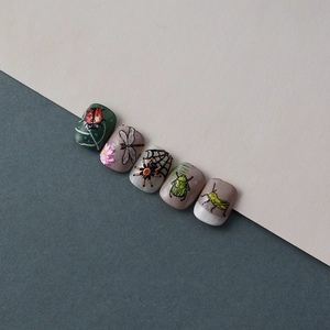 Vue détaillée de stickers pour ongles avec motifs d'insectes, libellules et coccinelles