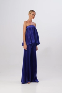 Dettaglio del set a due pezzi plissettato con top a fascia e pantaloni larghi blu navy