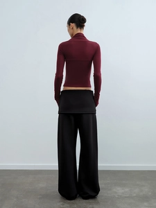 Vue arrière du haut bordeaux ajusté et pantalon noir large à taille drapée chic
