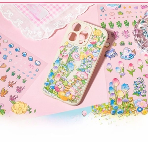 Dettaglio della custodia per iPhone bianco crema con adesivi fai-da-te di conigli e tulipani