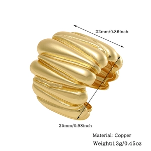 Irregular textured gold copper ear clip details with 25x22mm size and 13g weight