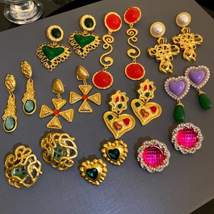 Vintage barocke goldfarbene Ohrringe mit bunten Steinen und Perlen, elegante Detailansicht.