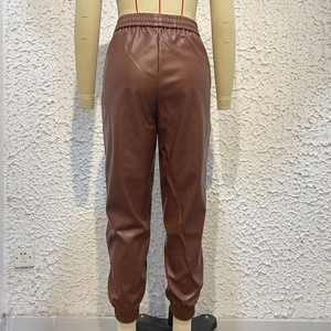 Vista posteriore di pantaloni jogger marroni in pelle PU con elastico in vita