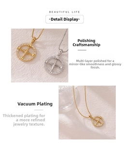 Vue détaillée du pendentif boussole montrant la finition polie et les zircons incrustés