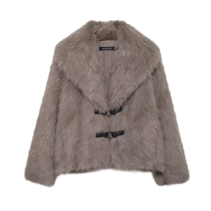 Giacca corta in ecopelliccia grigia da donna con fibbie in pelle nera e rever