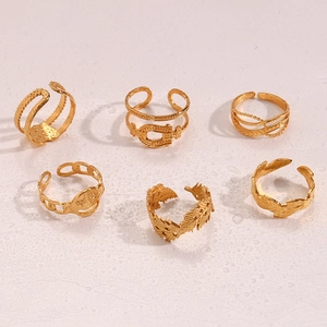 Détail de 6 bagues réglables en acier inoxydable plaqué or 18K avec motifs plume et chaîne