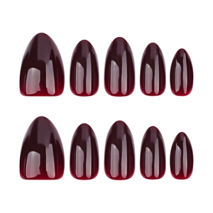 Faux ongles amande rouge bordeaux brillant ensemble de 10 pièces sur fond blanc