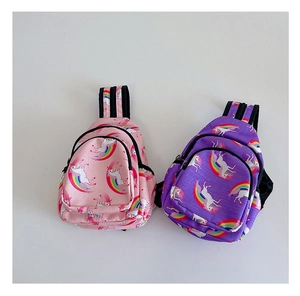 Bolsos de pecho rosa y morado para niños con diseños de unicornios y arcoíris
