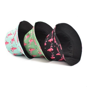 Trois bobs à imprimé flamant rose en bleu clair, vert et noir pour la protection solaire