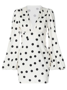 Abito a pois con scollo a V profondo e lunghe maniche a lanterna in bianco e nero