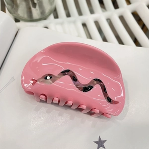 Pince à cheveux en acétate rose avec motif serpent et design élégant inspiré du lion