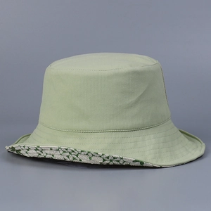 Détail du chapeau bob vert clair avec doublure florale et texture en toile de coton