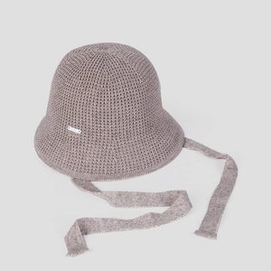 Détail du tissage au crochet du chapeau cloche avec longs rubans beige taupe