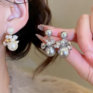 Élégantes boucles d'oreilles en grappe de perles et zircon plaquées or 14 carats