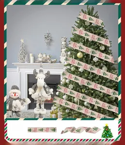 Détail du ruban de Noël en faux lin avec motifs sapins et texte Merry Christmas