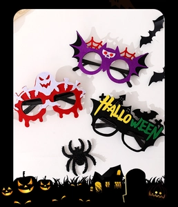 Gros plan de trois montures de lunettes d'Halloween avec motifs chauve-souris et fantôme
