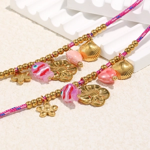 Collier tressé coloré avec pendentifs fleur et coquillage plaqués or 18 carats style d'été