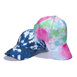 Deux casquettes de baseball en coton tie-dye aux motifs bleu-blanc et multicolores