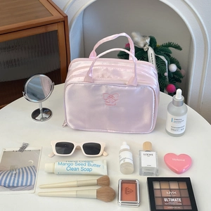 Borsa cosmetica rosa a tre strati con ricamo a fiocco e manico per riporre il trucco