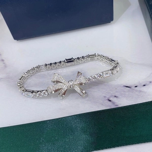 Gros plan détaillé d'un bracelet nœud papillon avec zircons sur fond marbre