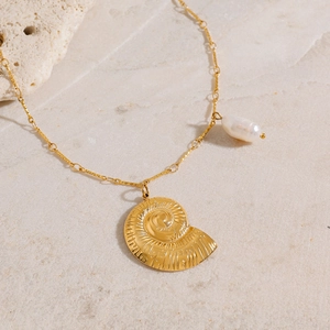 Collier en acier inoxydable plaqué or 18K avec pendentif nautile et perle d'eau douce