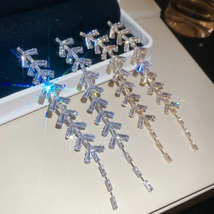 Boucles d'oreilles pendantes feuille avec zircons étincelants en finitions or et argent