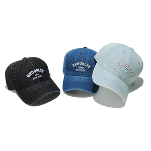 Trois casquettes de baseball en denim délavé avec broderie Brooklyn, tons bleu et gris