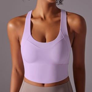 Détail du soutien-gorge de sport lilas sans couture avec larges bretelles et coutures